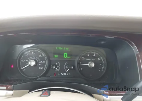 2011 Lincoln Town Car Signature Limited z USA, uszkodzony, nr VIN 2LNBL8CV2BX762056